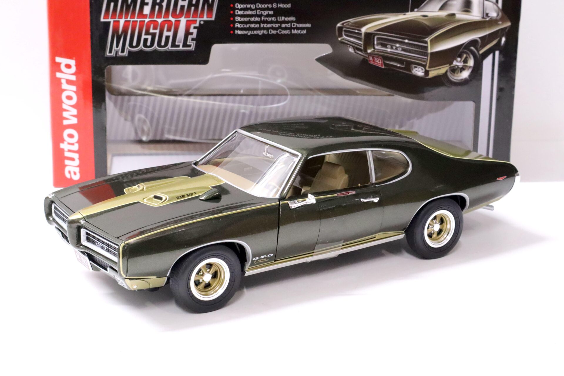 ID 63617 orig 1.jpg 1:18 Auto World 1969 Pontiac GTO Royal Bobcat Edition green/ gold