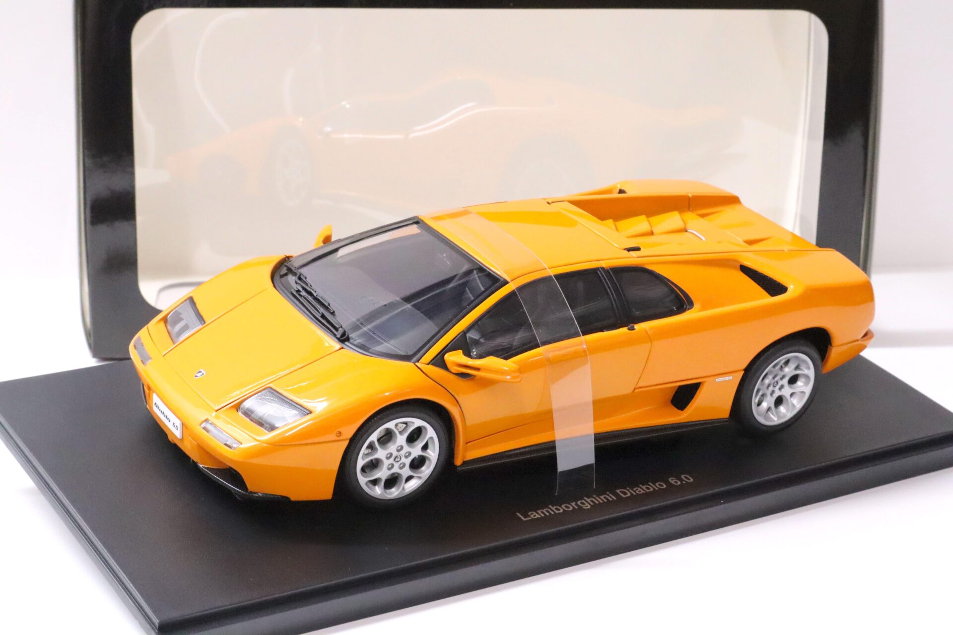 ID 63688 orig 1.jpg 1:18 AUTOart Lamborghini Diablo 6.0 orange 74527
