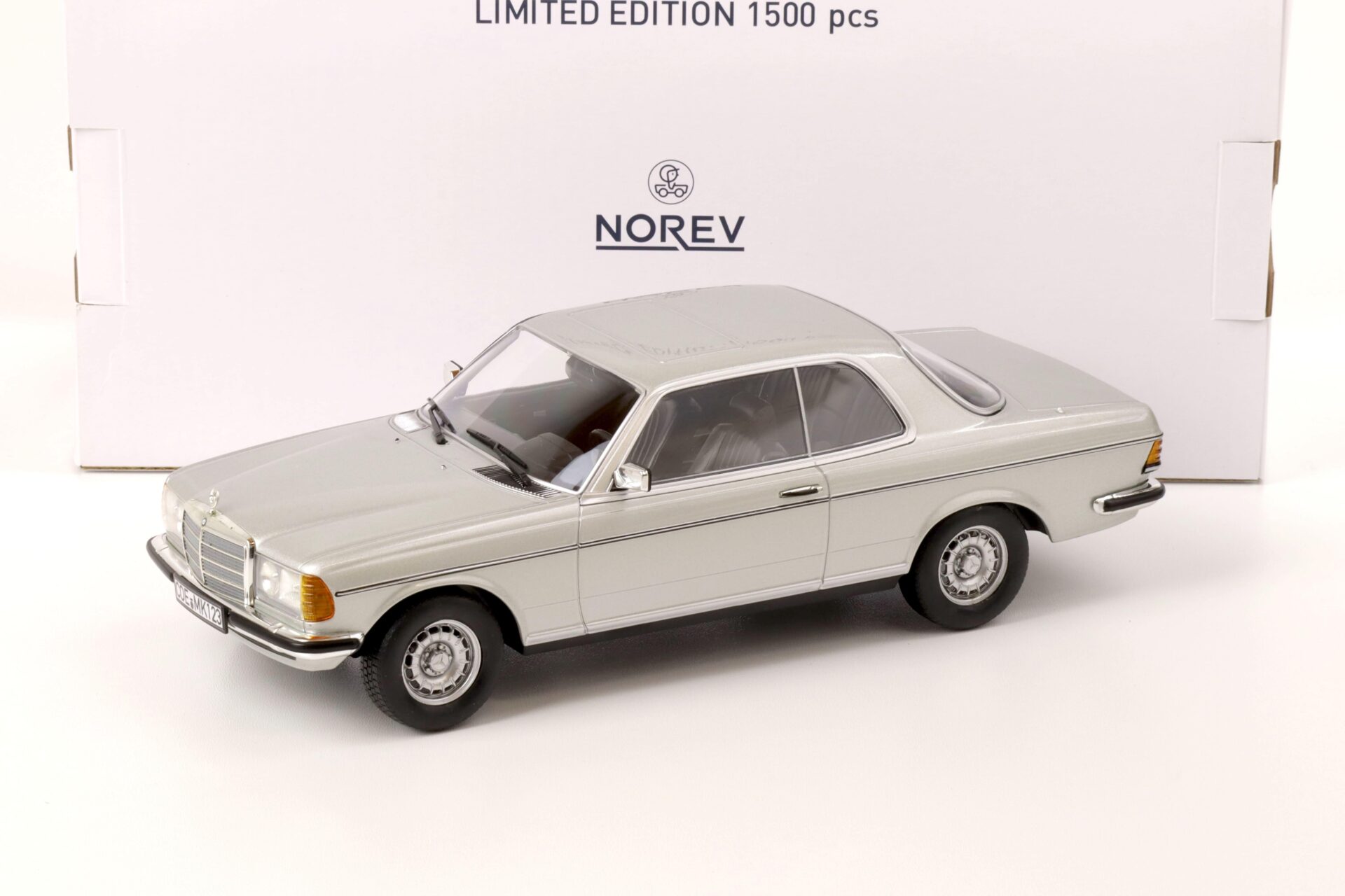 ID 64034 orig.jpg 1:18 Norev Mercedes 280 CE Coupe 1980 silver metallic