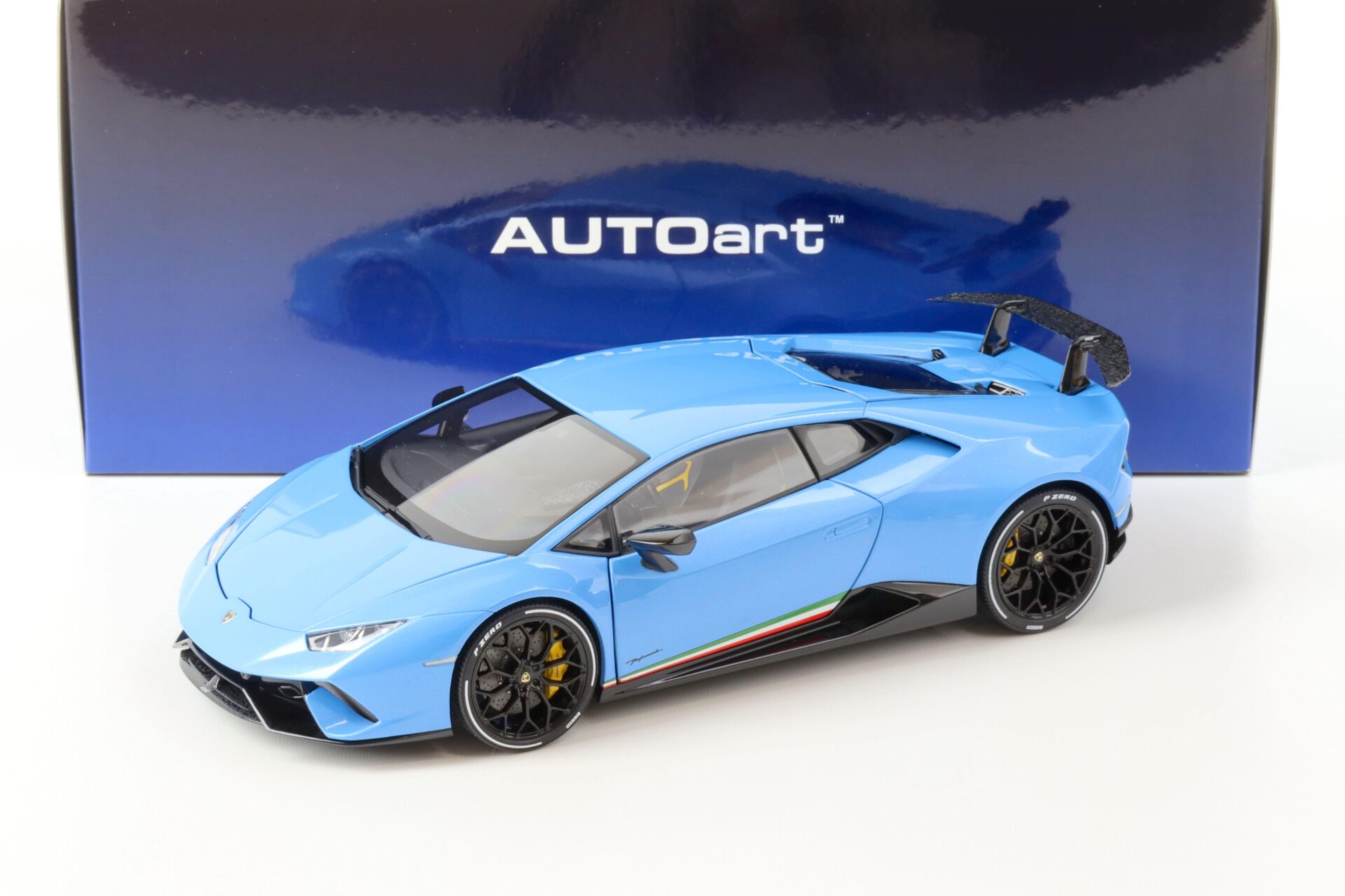 ID 64211 orig.jpg 1:18 AUTOart Lamborghini Huracan Performante Blue cepheus/ pearl blue