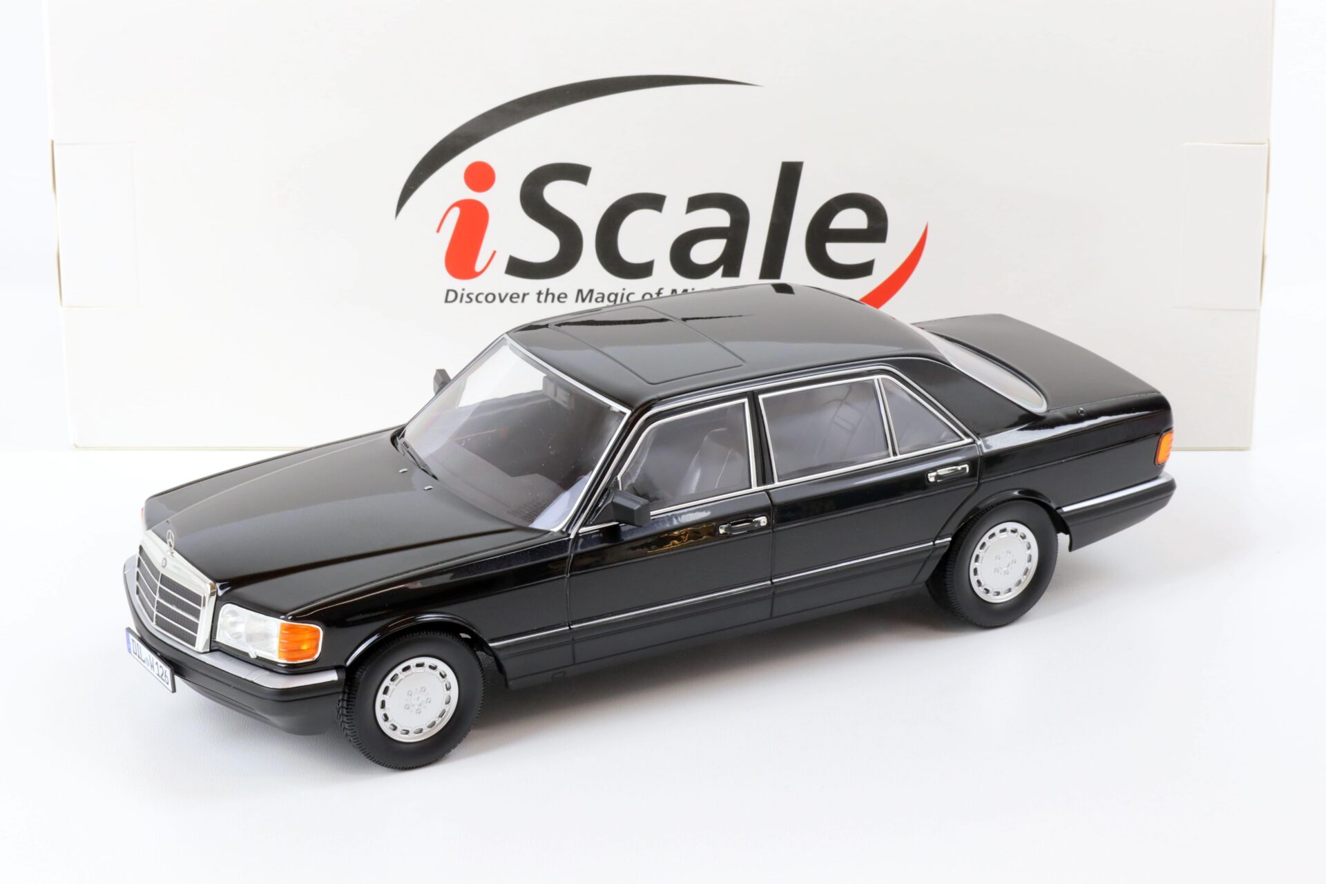 ID 65070 orig 1.jpg 1:18 iScale Mercedes 560 SEL W126 S-Klasse black 1985