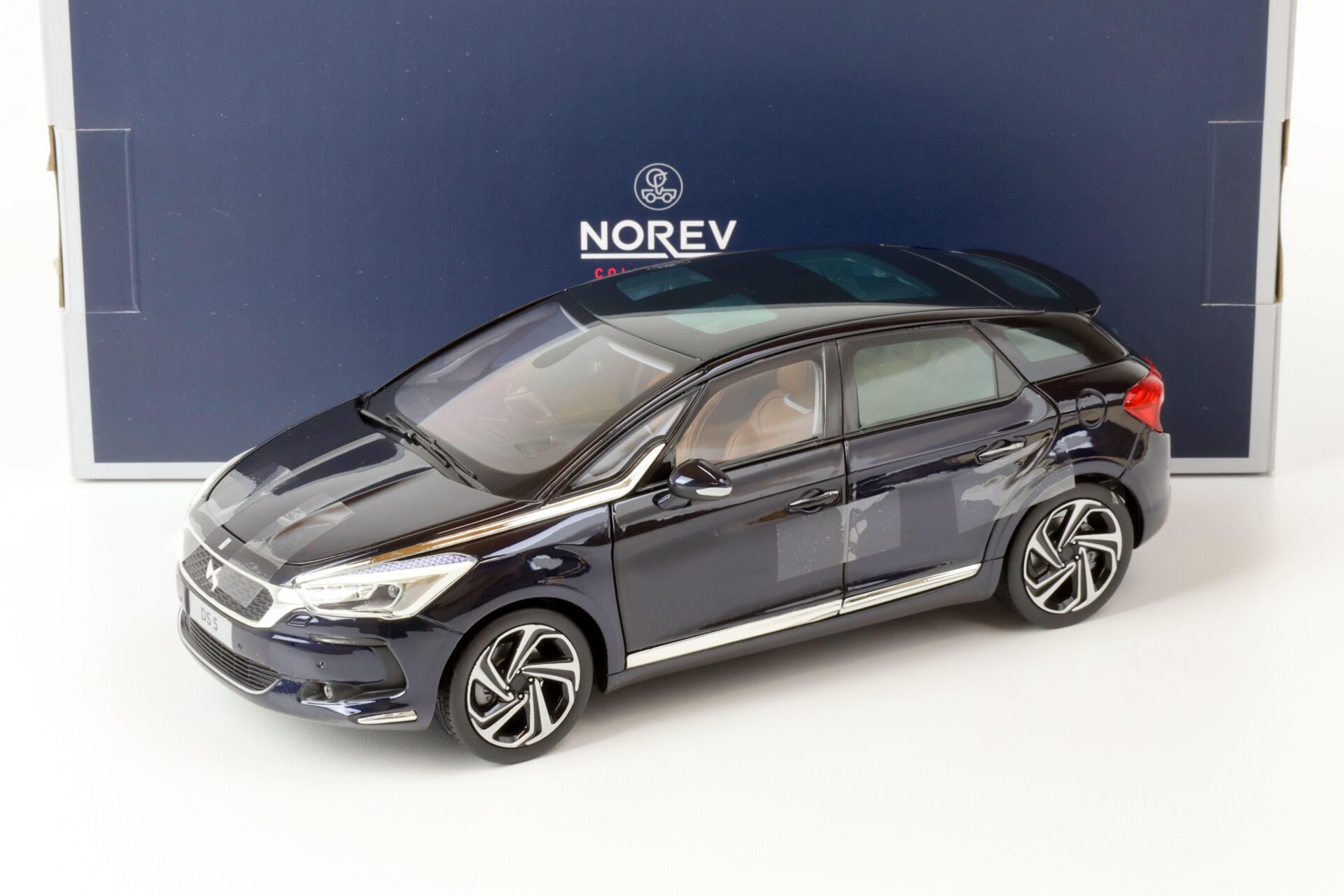 ID 65979 orig.jpg 1:18 Norev Citroen DS5 Ink blue 2015