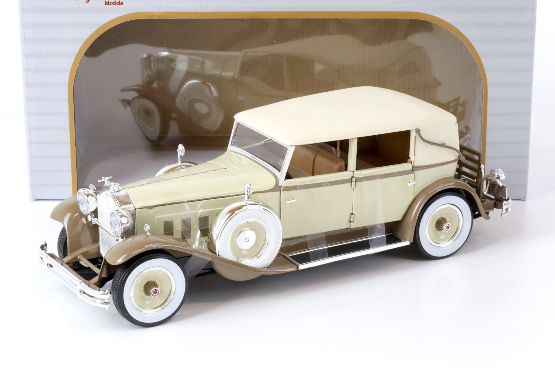 ID 66014 orig 1.jpg 1:18 Signature Models 1930 Packard Brewster beige/ brown closed Top