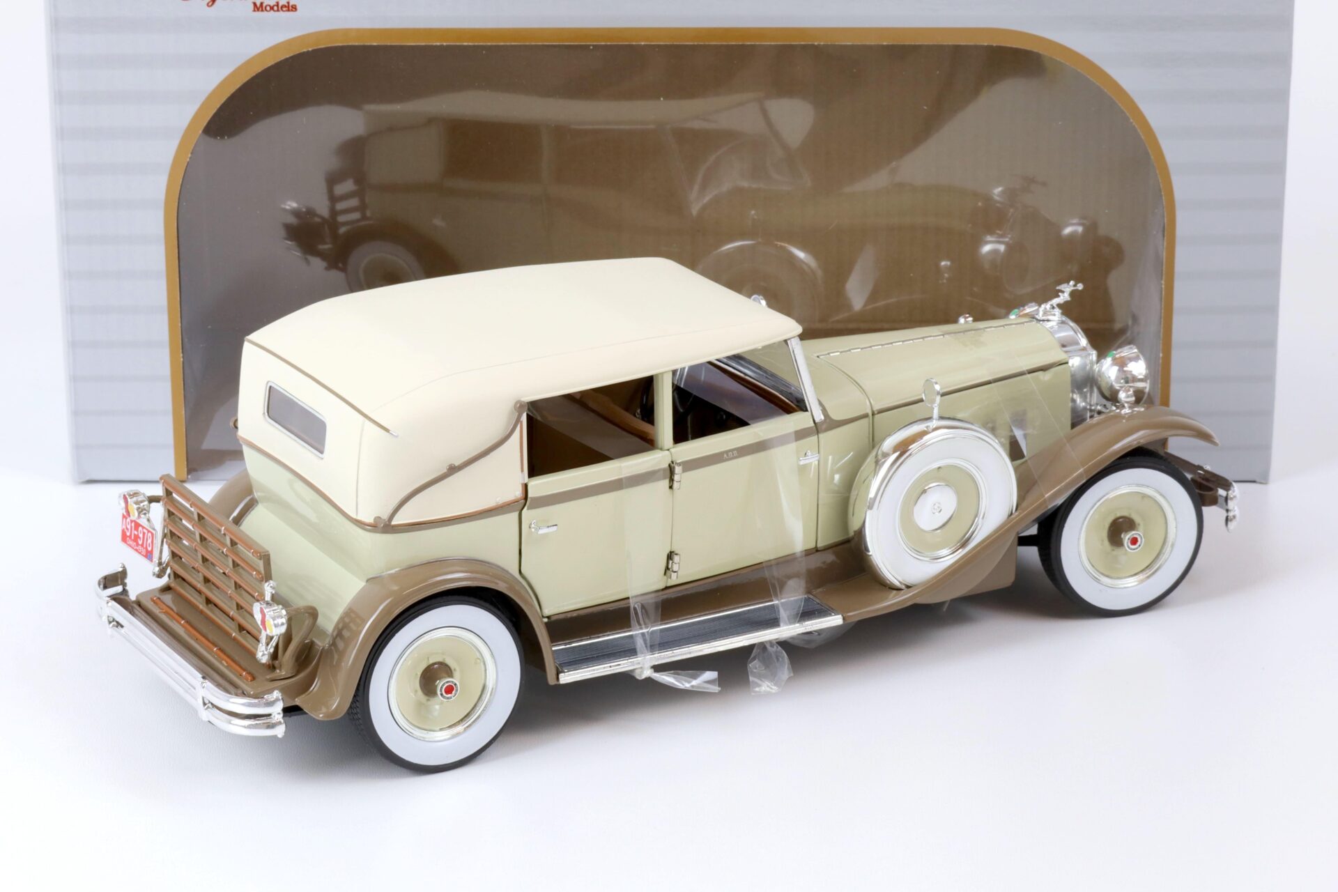 1:18 Signature Models 1930 Packard Brewster beige/ brown closed Top