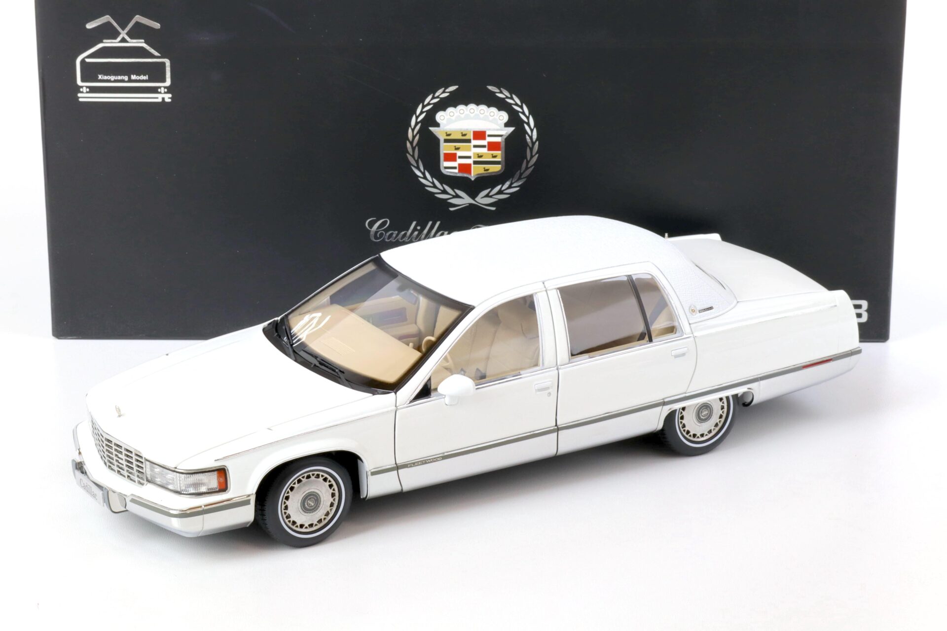 ID 67022 orig.jpg 1:18 XiaoGuang Model 1993 Cadillac Fleetwood Brougham Limousine white - leather seats