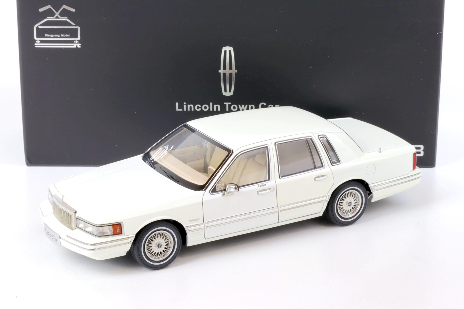 1:18 XiaoGuang Model 1993 Lincoln Town Car V8 Limousine white - leather seats