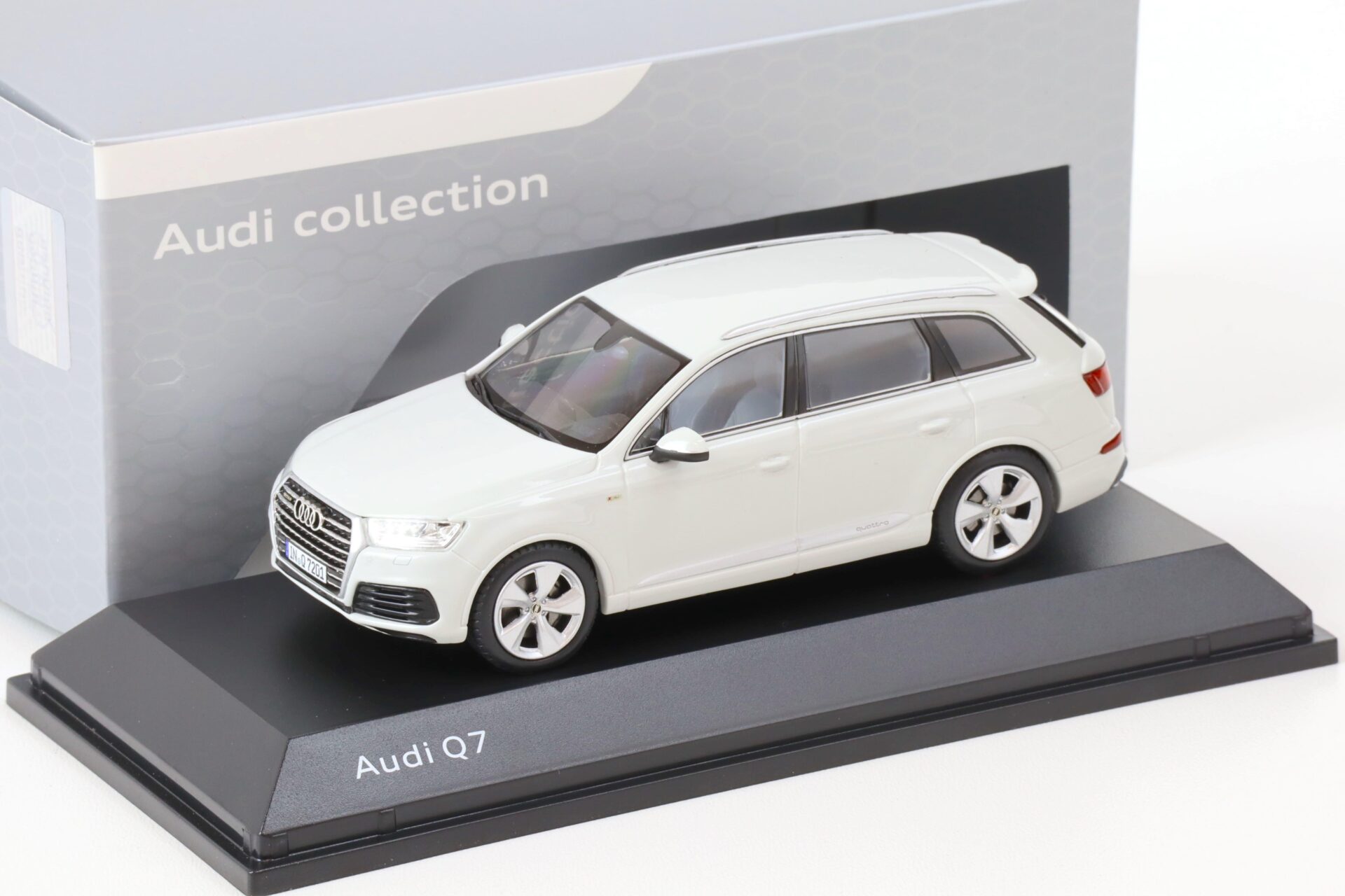1:43 Spark Audi Q7 SUV Glacier white 2015 DEALER VERSION