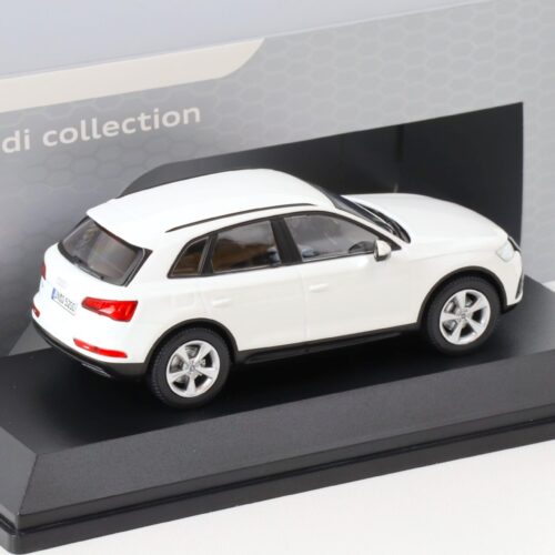 1:43 iScale Audi Q5 Ibis white 2017 DEALER VERSION