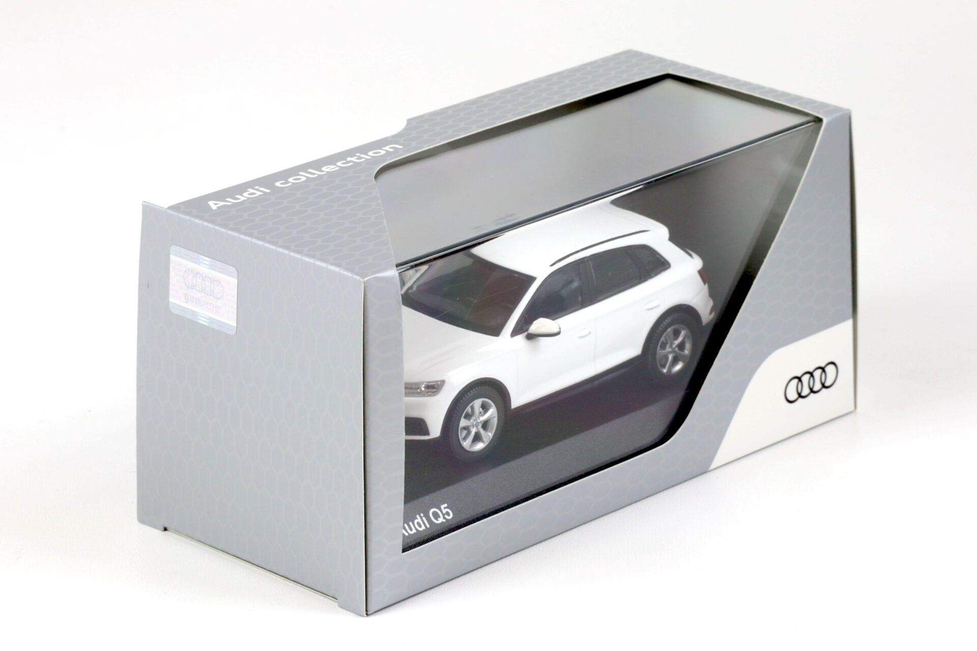 1:43 iScale Audi Q5 Ibis white 2017 DEALER VERSION