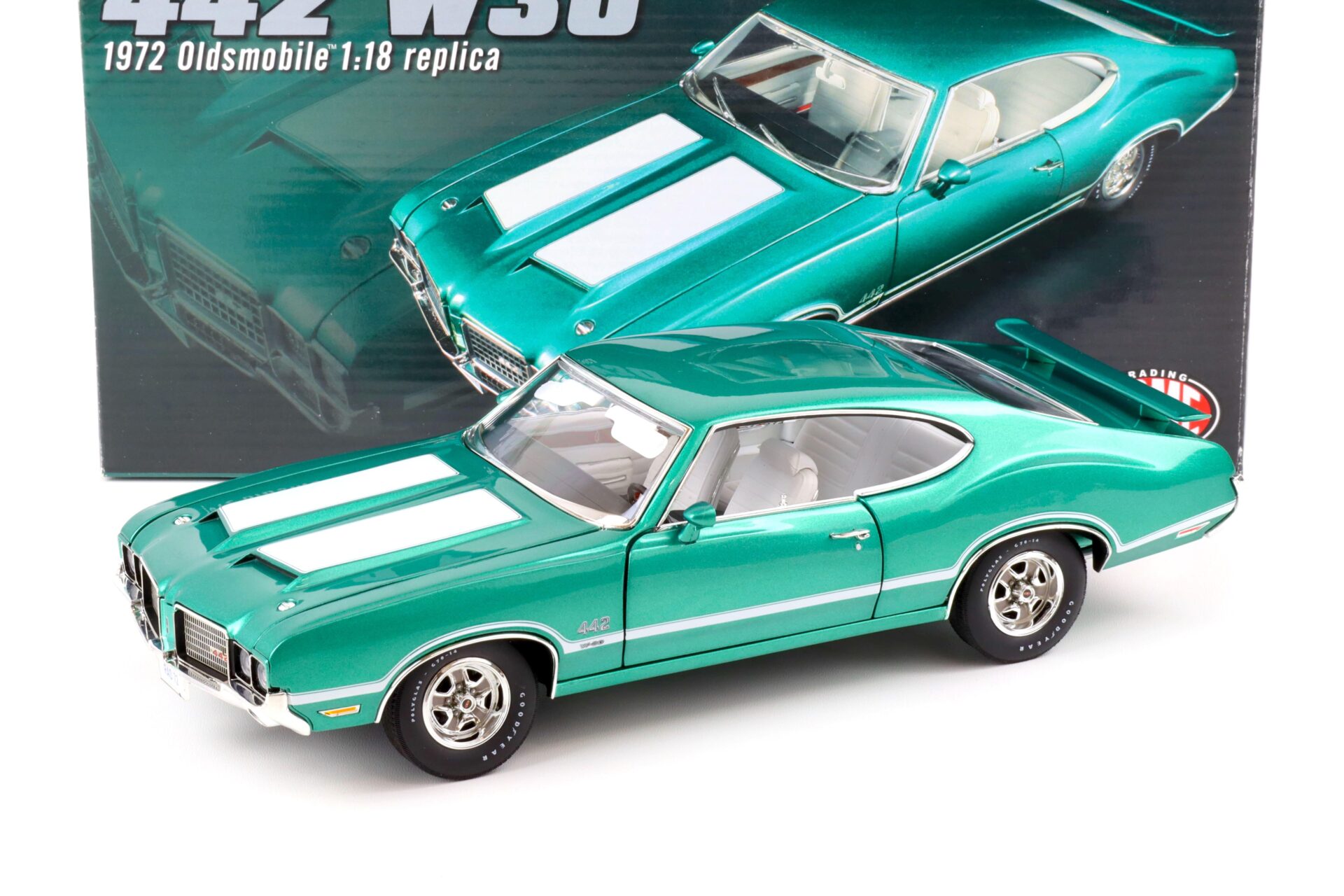 ID 69556 orig.jpg 1:18 ACME 1972 Oldsmobile 442 W30 Coupe radiant green/ white