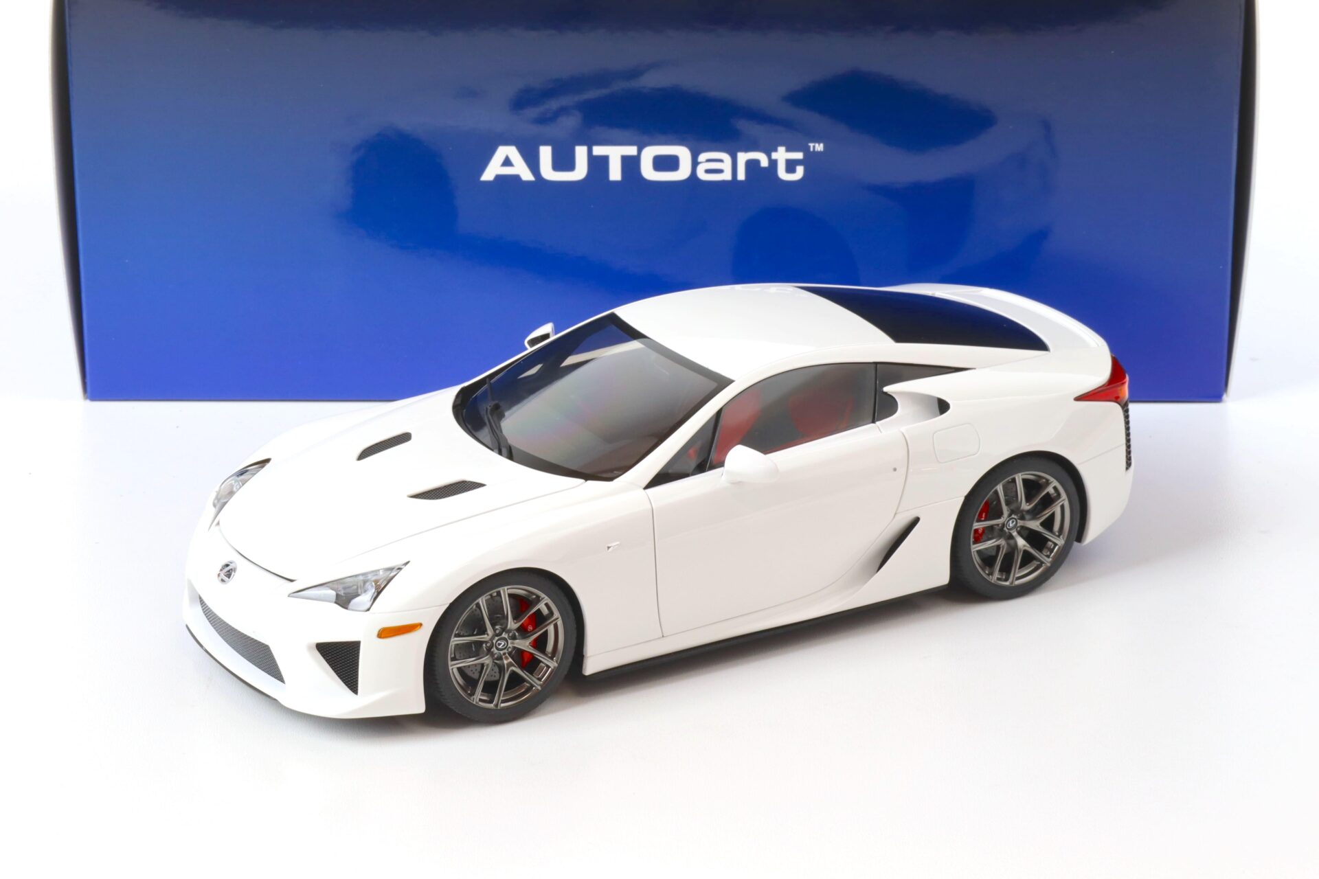 ID 69868 orig 1.jpg 1:18 AUTOart Lexus LFA 2010 whitest white 78850