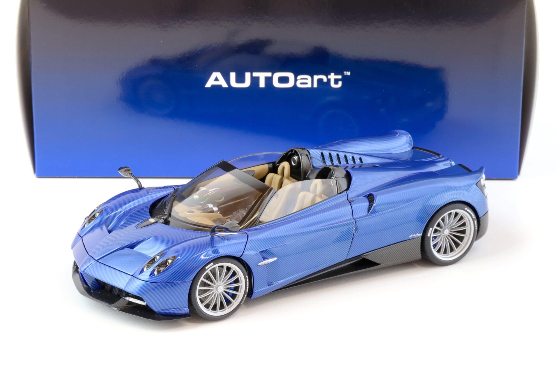 ID 70123 orig 1.jpg 1:18 AUTOart Pagani Huayra Roadster Blu Tricolore Carbon Fiber blue 78286