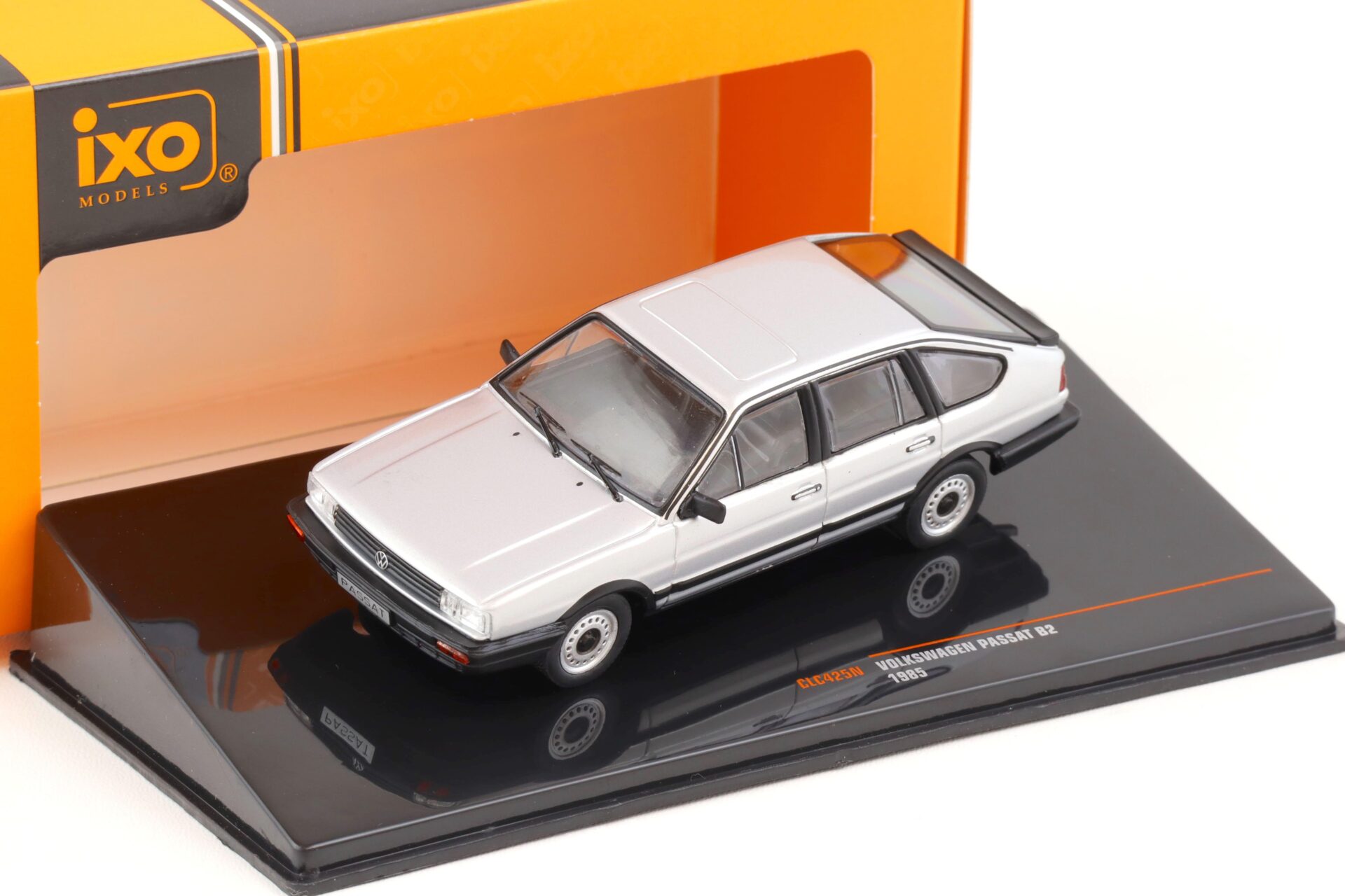 ID 70233 orig 1.jpg 1:43 IXO VW Passat B2 silver metallic 1985