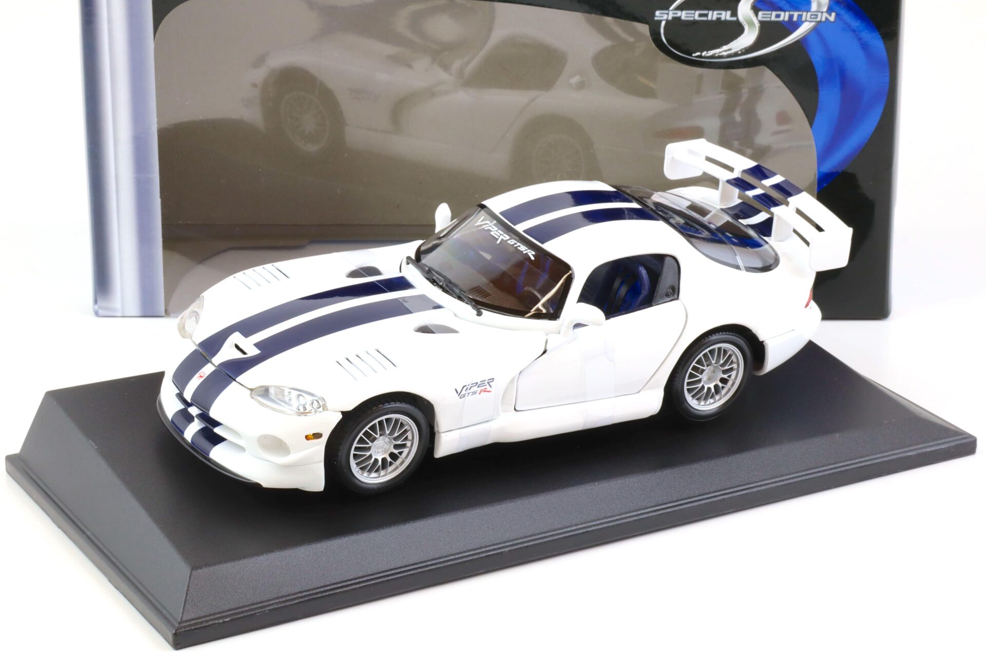 1:18 Maisto Dodge Viper GT2 Coupe white/ dark blue stripes
