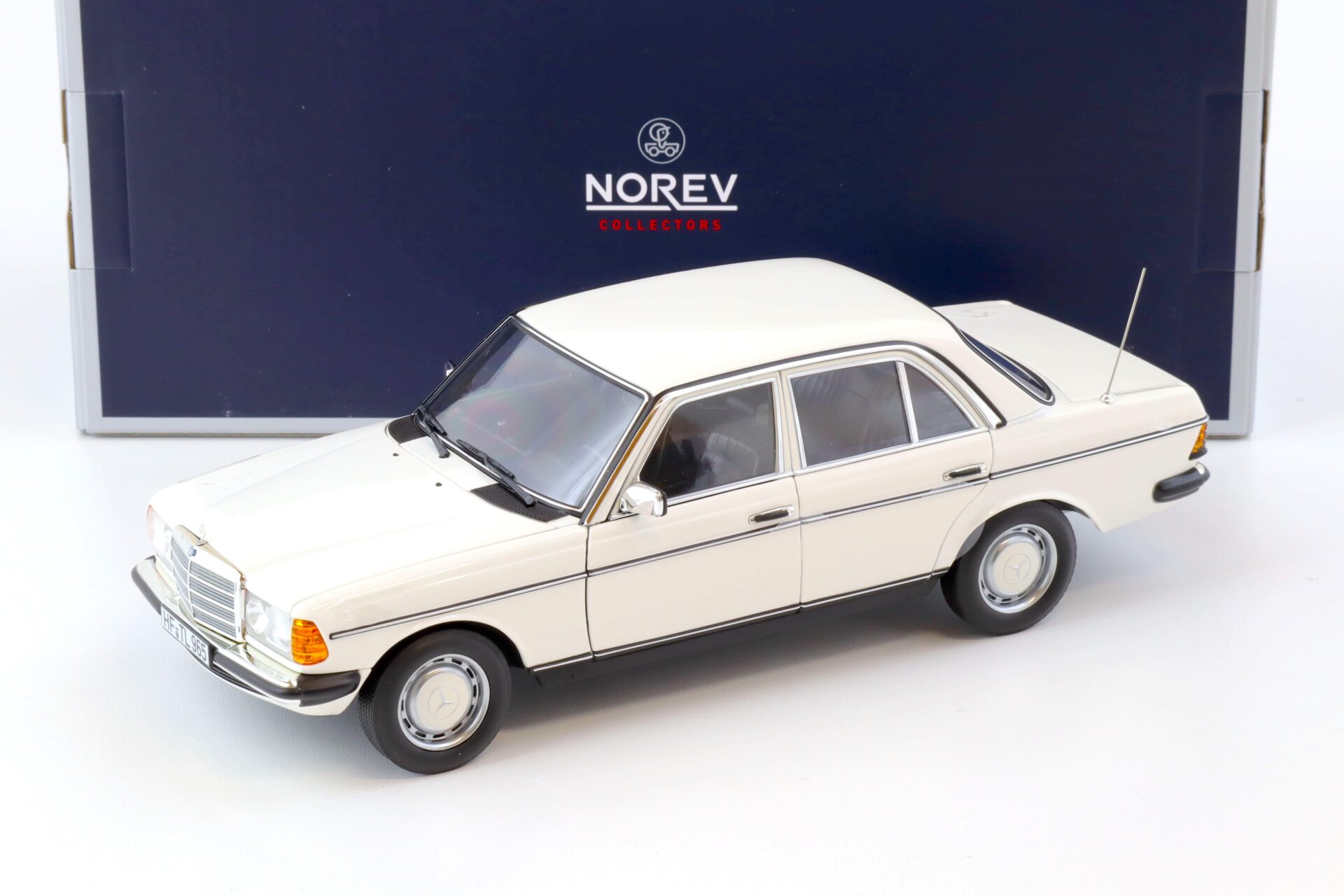 ID 70813 orig 1.jpg 1:18 Norev Mercedes 200 W123 Limousine Classic white 183712