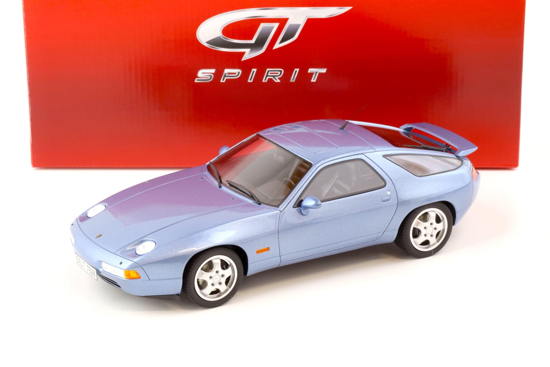 ID 71195 orig 1.jpg 1:18 GT Spirit GT006CS Porsche 928 GTS light blue metallic