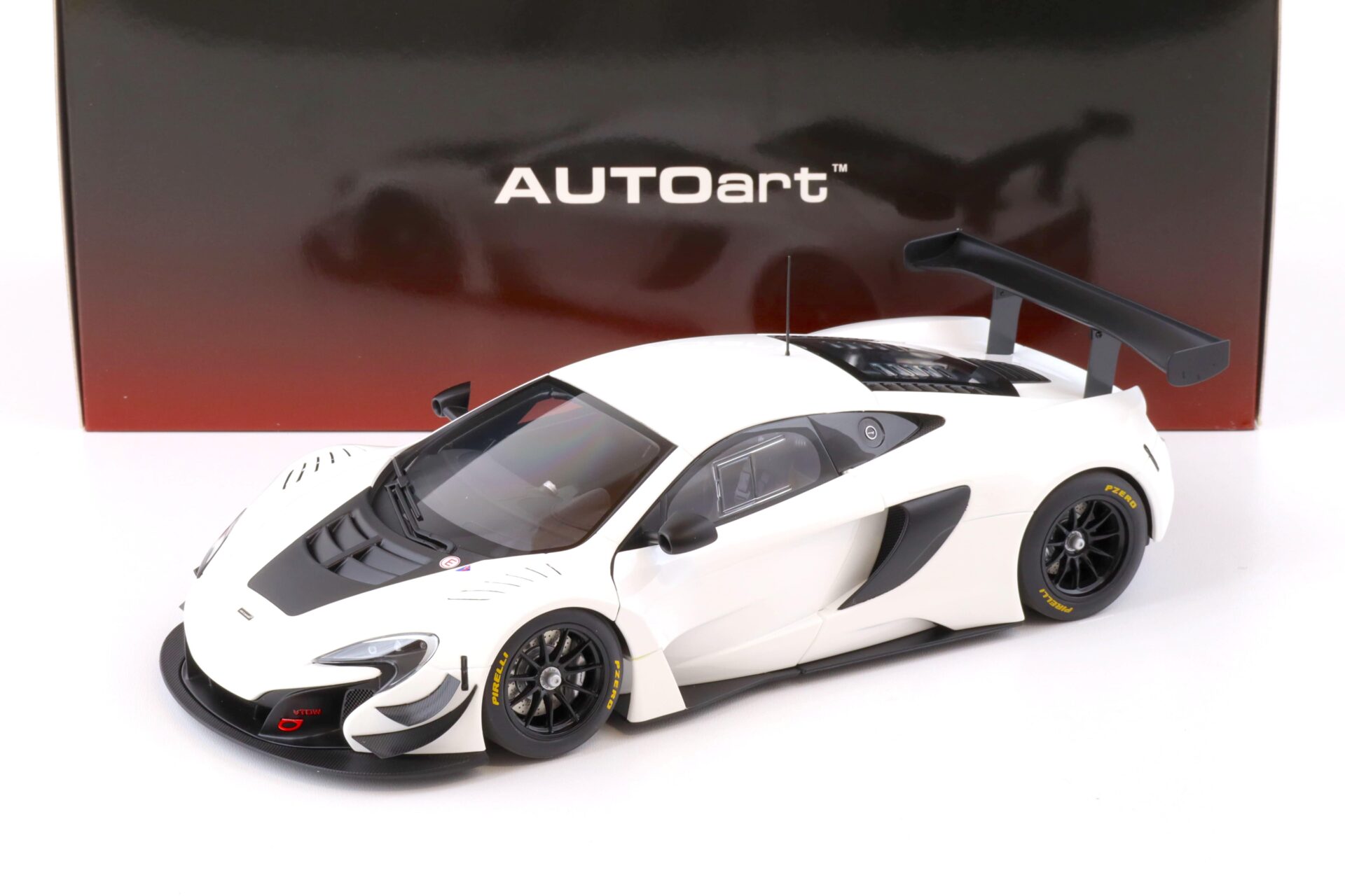 ID 71576 orig 1.jpg 1:18 AUTOart McLAREN 650S GT3 2017 white/ black accents 81640