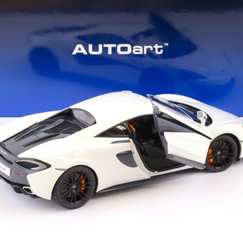 1:18 AUTOart McLaren 570S Coupe 2016 white/ black accents 76041 - Image 4
