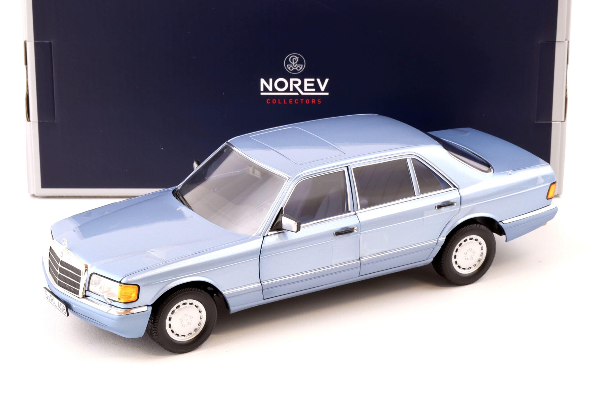 ID 71609 orig 1.jpg 1:18 Norev Mercedes 560 SEL W126 Limousine 1991 pearl blue metallic