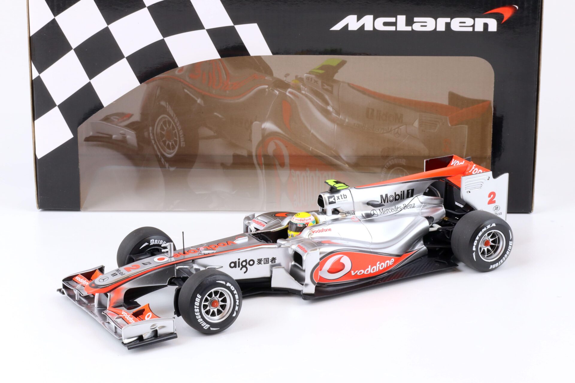 1:18 Minichamps Vodafone McLaren Mercedes MP4-25 L.Hamilton 2010