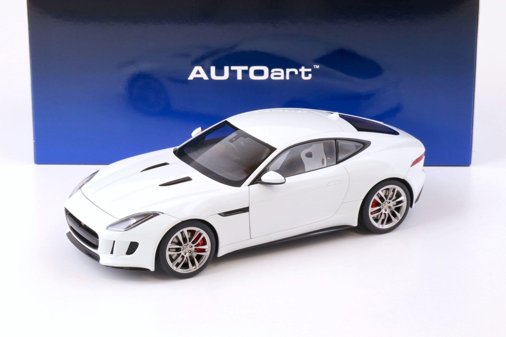 ID 73498 orig.jpg 1:18 AUTOart Jaguar F-Type R Coupe Polaris white 73651