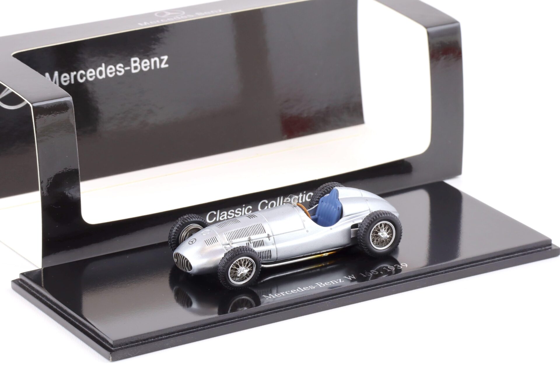 ID 74412 orig 1.jpg 1:43 Spark Mercedes W165 Silberpfeil silver 1939 DEALER VERSION