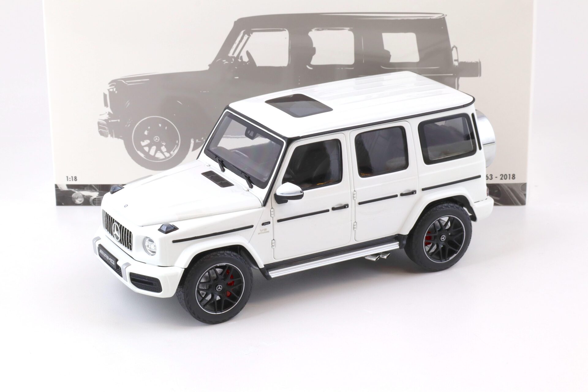ID 74601 orig.jpg 1:18 Minichamps Mercedes G63 AMG 2018 white 110037065