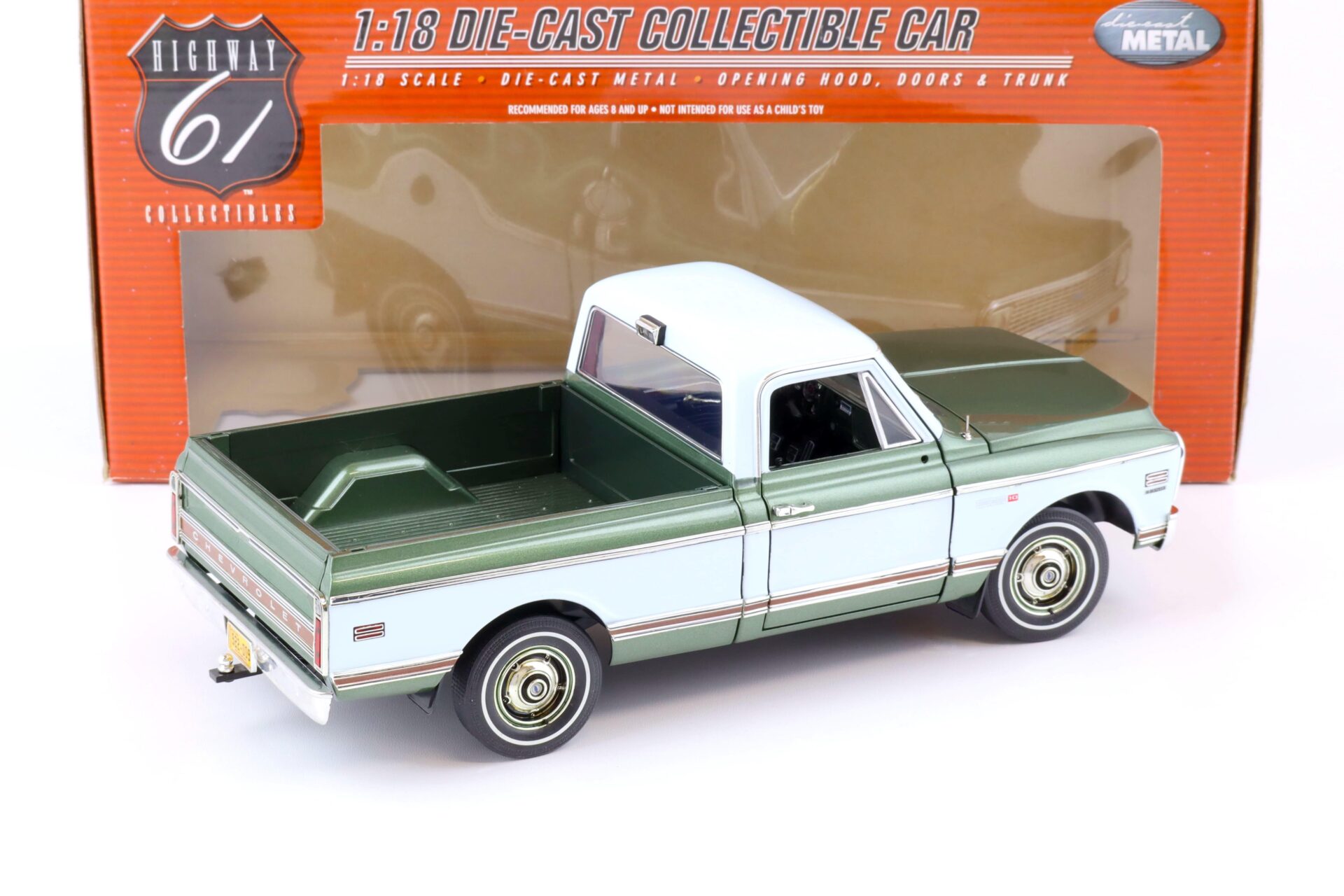 1:18 Highway61 Chevrolet Fleetside Pickup 1972 green metallic/ white 50815