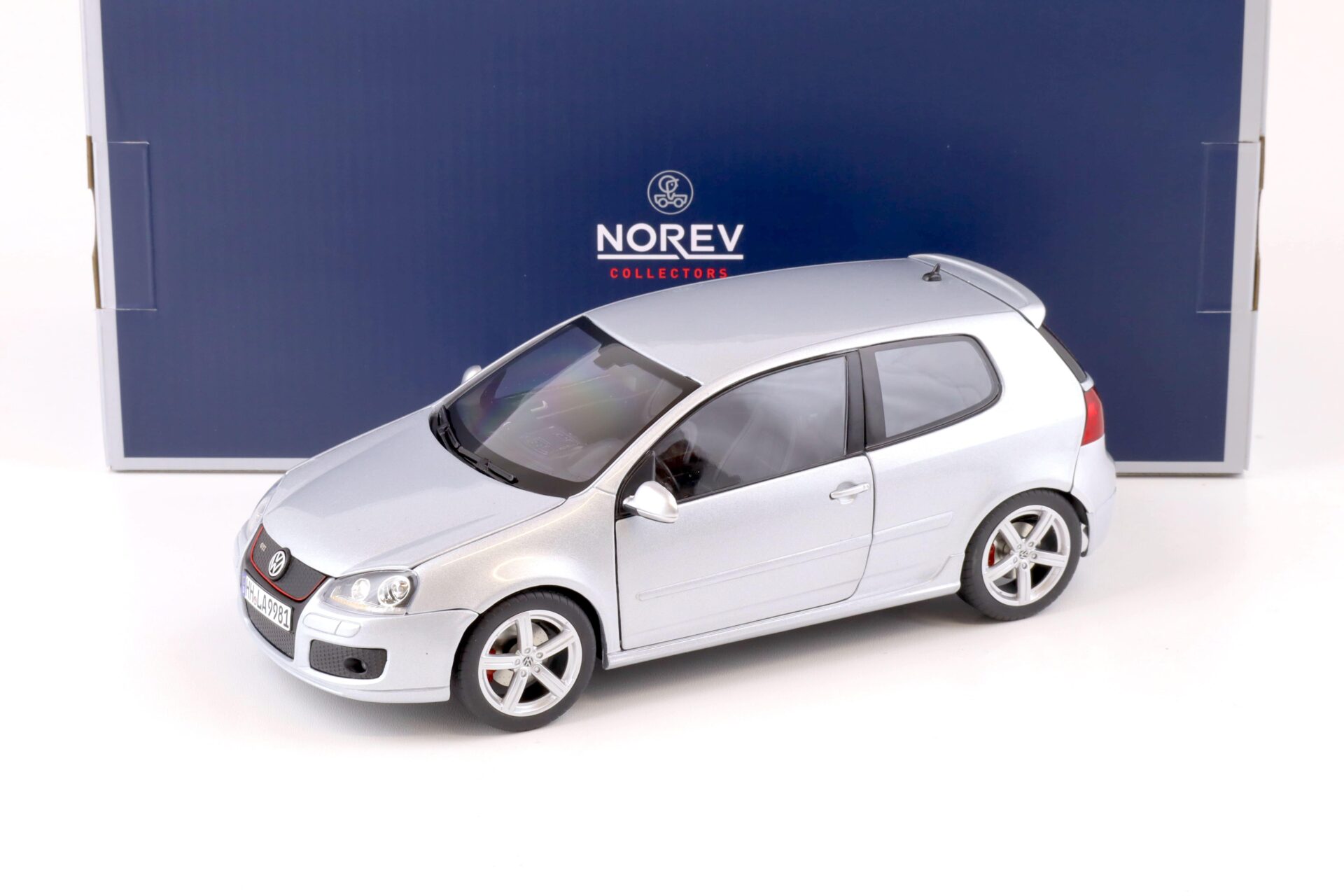 ID 75384 orig 1.jpg 1:18 Norev VW Golf V GTI PIRELLI EDITION 2007 silver metallic