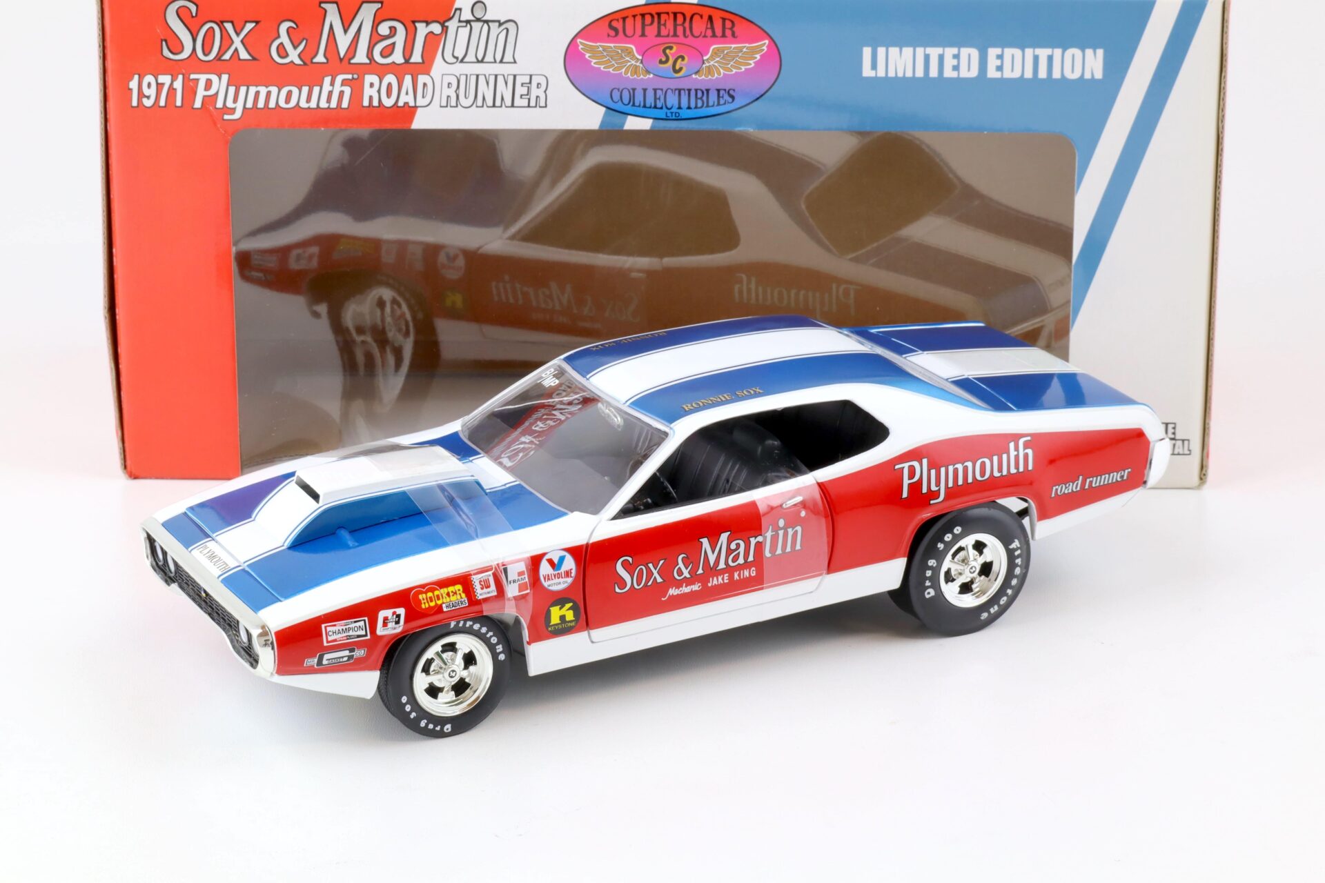 ID 75600 orig 1.jpg 1:18 ERTL 1971 Plymouth Road Runner Sox & Martin white/ blue/ red