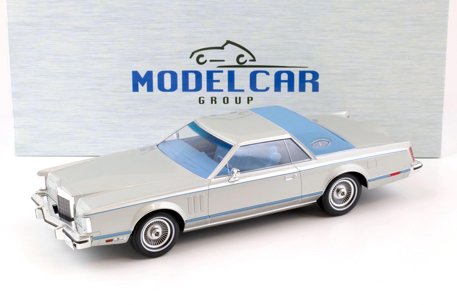 ID 75852 orig.jpg 1:18 MCG Lincoln Continental Mark V 1978 silver metallic/ light blue
