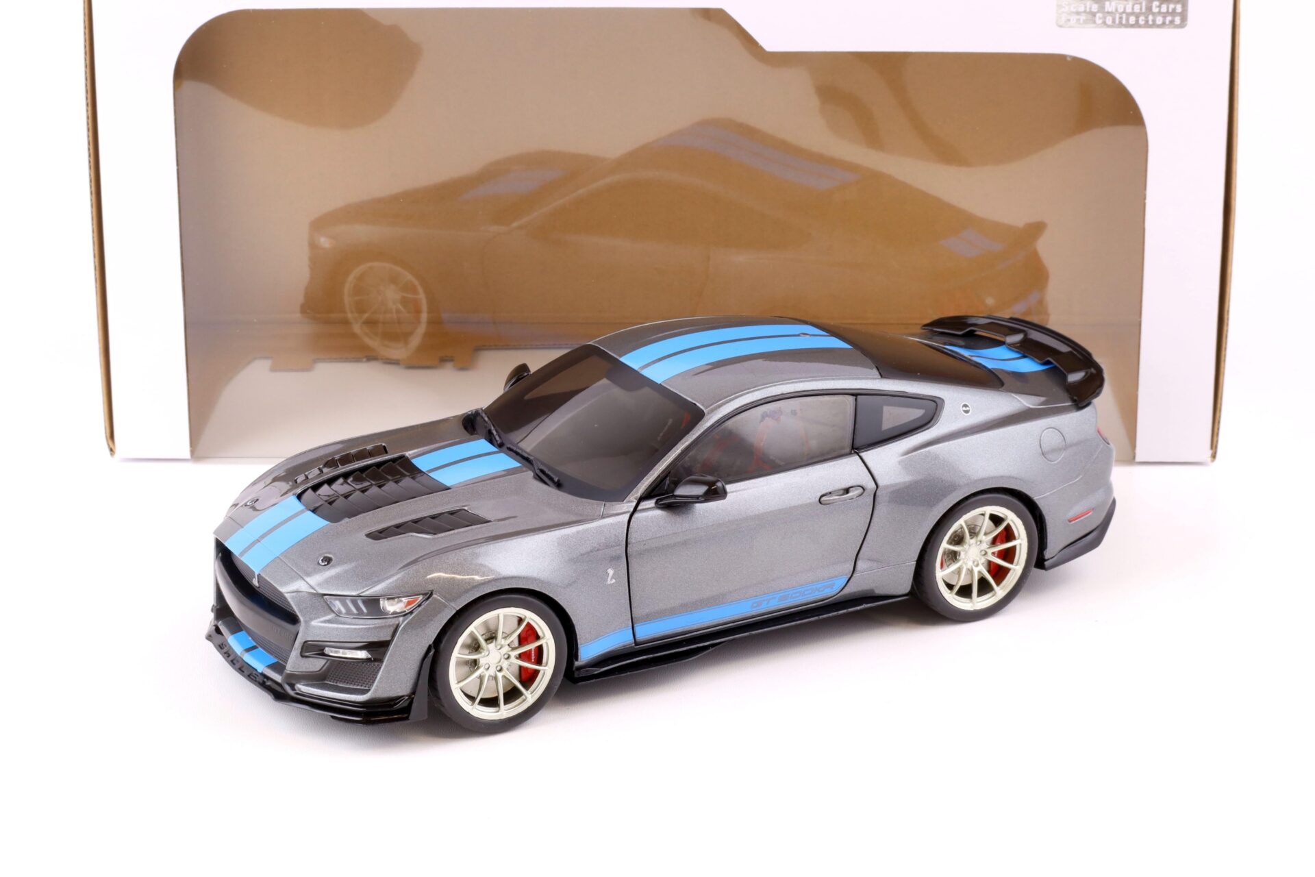 ID 76029 orig 1.jpg 1:18 Solido Ford Mustang Shelby GT500-KR Coupe grey metallic/ blue stripes