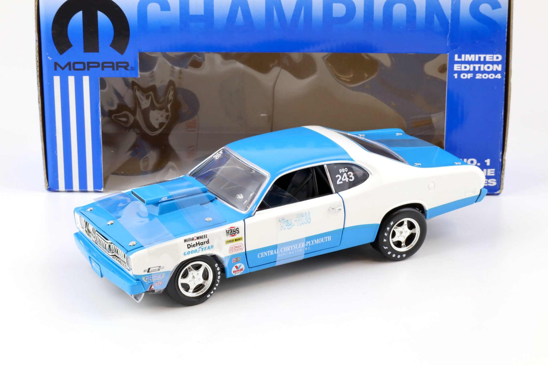 1:18 ERTL 1972 Plymouth Duster Roy Hill MOPAR Champions white/ blue