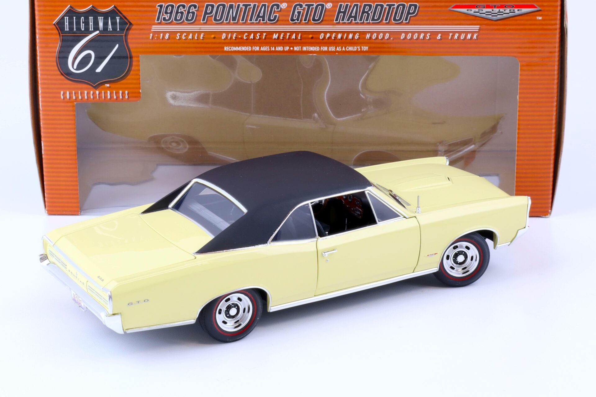 1:18 Highway61 Pontiac GTO Hardtop Coupe yellow/ vinyl roof 1966
