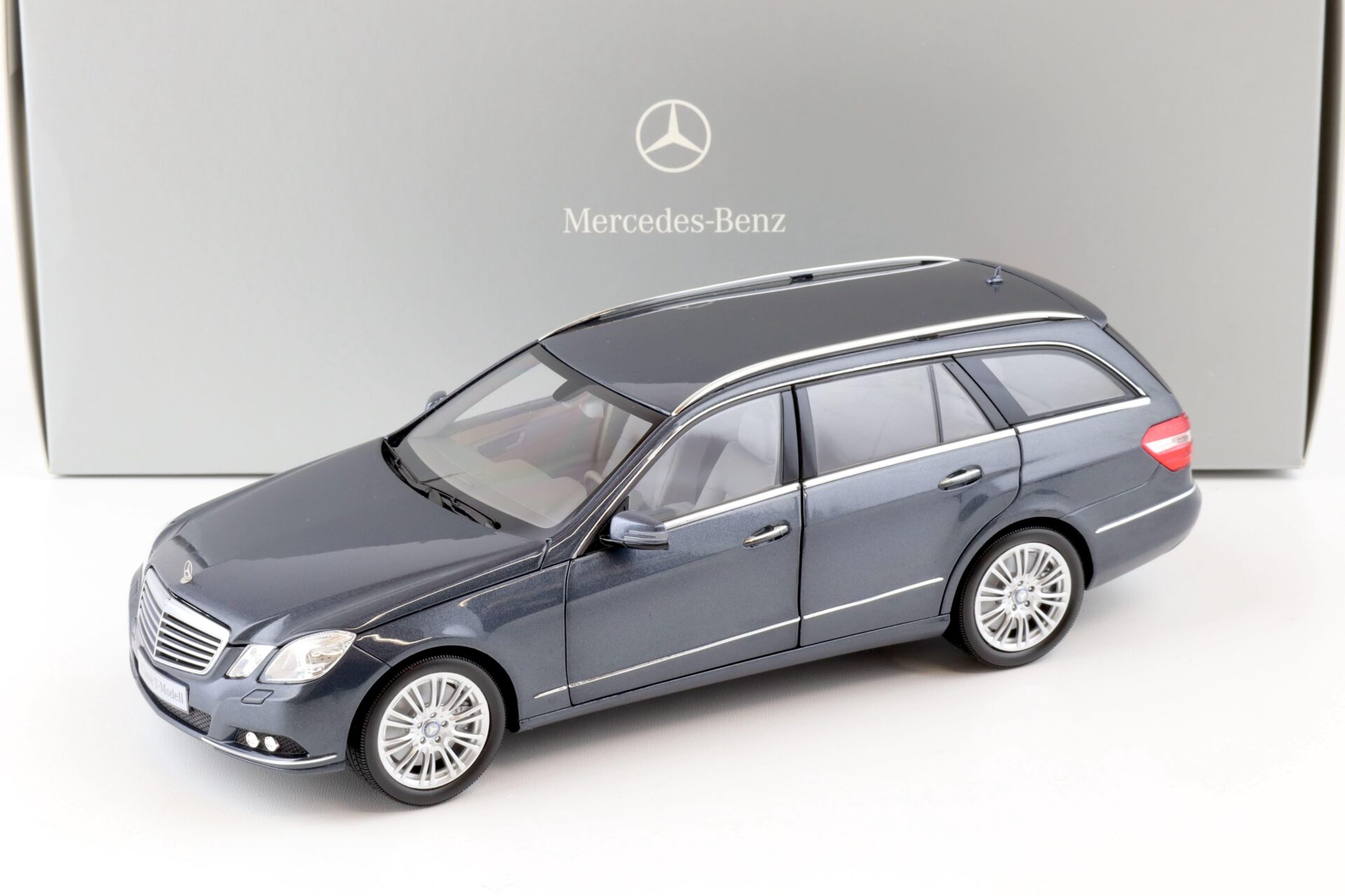 ID 77549 orig.jpg 1:18 Minichamps Mercedes E-Klasse T-Modell S212 tenorit grey metallic DEALER VERSION