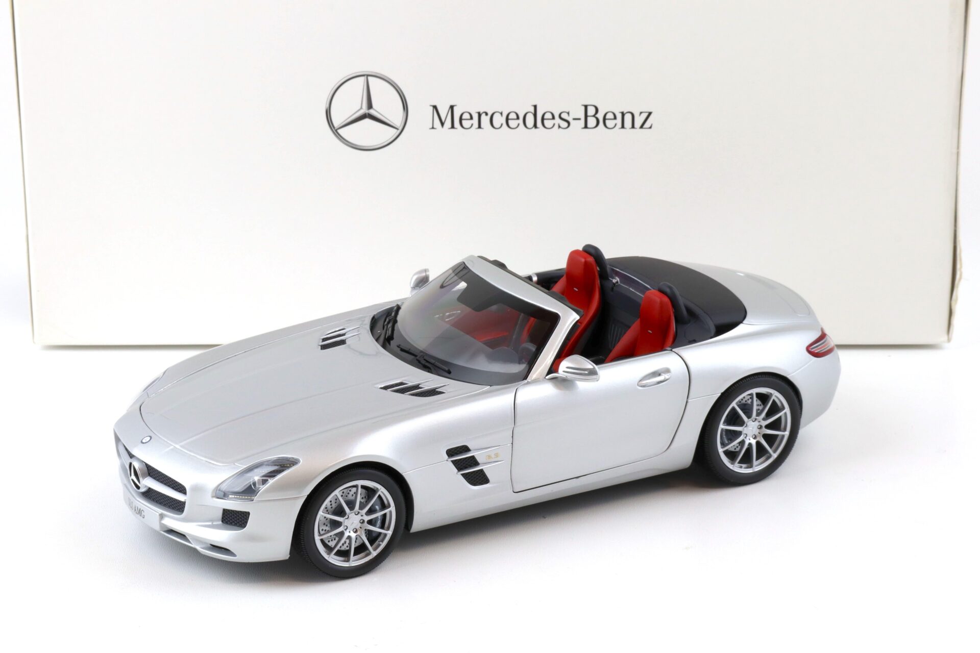 ID 77559 orig.jpg 1:18 Minichamps Mercedes SLS AMG Roadster iridium silver DEALER VERSION