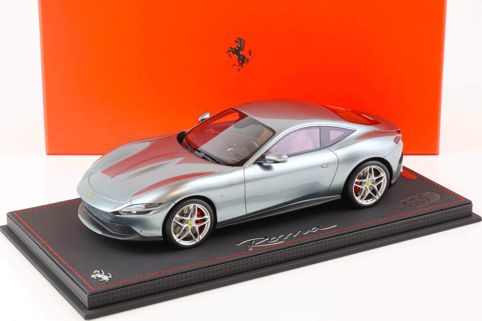 ID 78765 orig.jpg 1:18 BBR Ferrari Roma Grigio Titan 3239 grey with showcase - Limited 24 pcs.