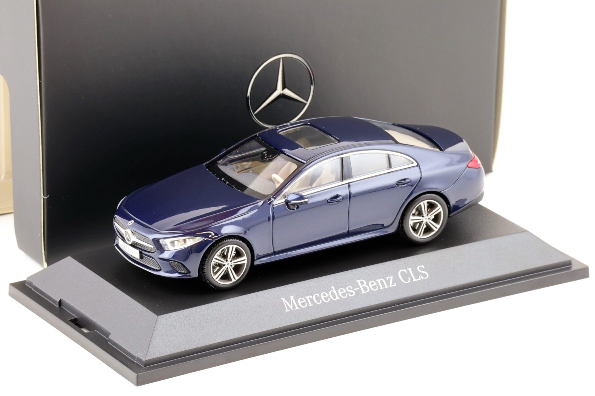 ID 79010 orig 1.jpg 1:43 Norev Mercedes CLS Coupe C257 cavansite blue 2018 DEALER VERSION