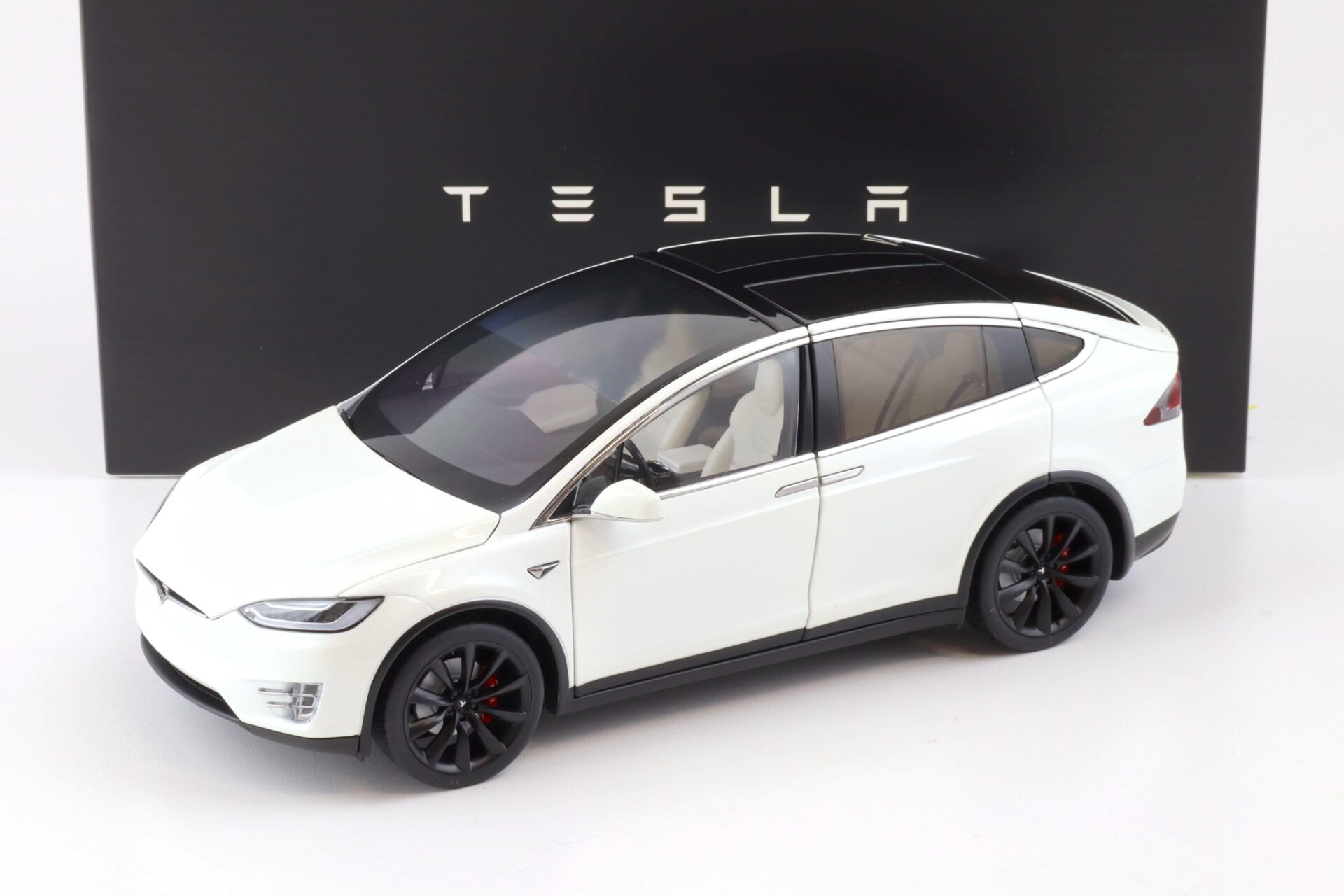 ID 80358 orig.jpg 1:18 Original Tesla Model X P100D white Diecast DEALER VERSION