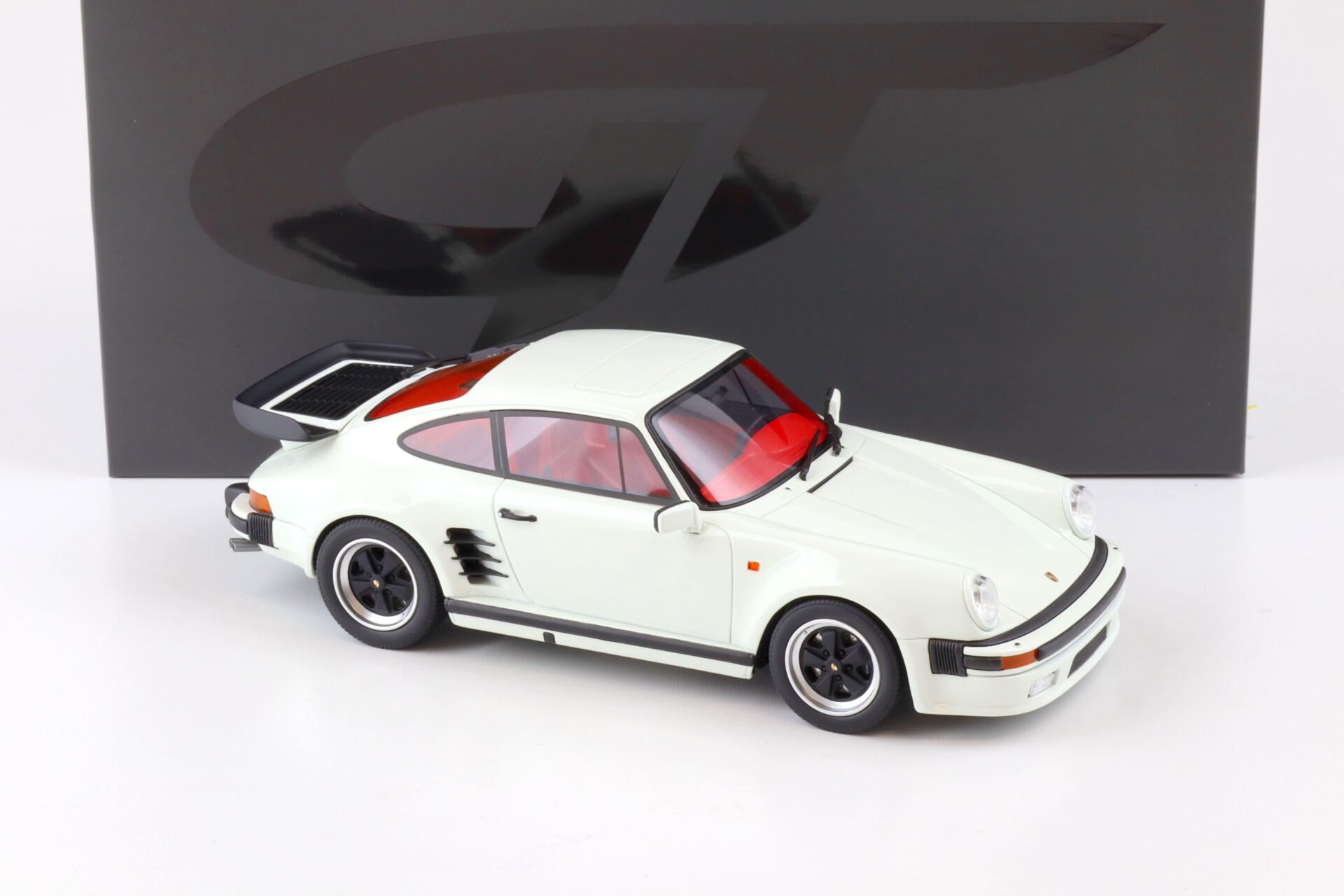 1:18 GT Spirit GT786 Porsche 911 (930) Turbo S Coupe Grand Prix white 1985
