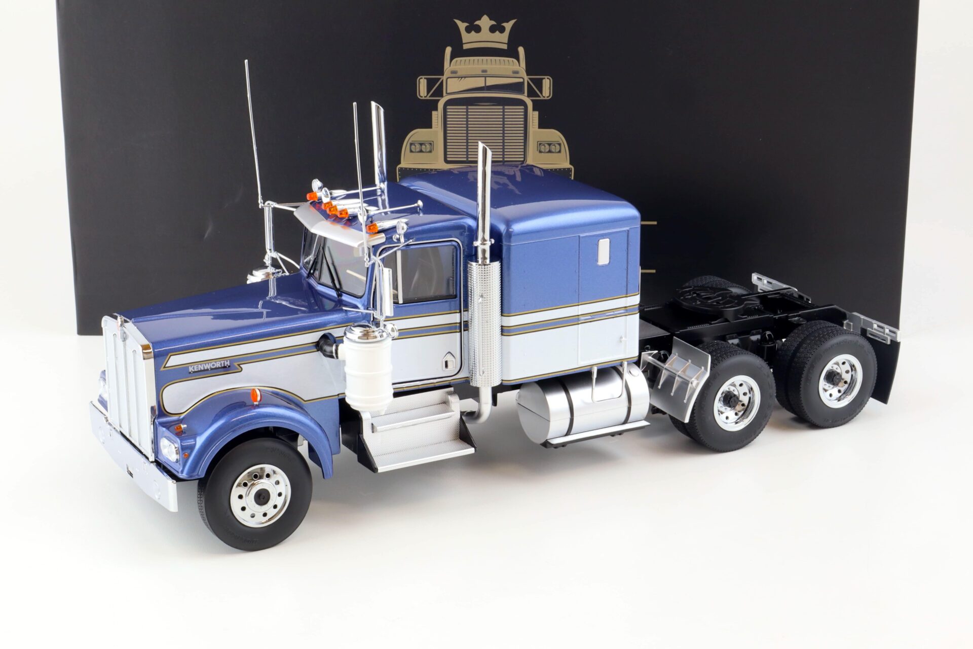 ID 80753 orig.jpg 1:18 Road Kings LKW Kenworth W900 SZM blue metallic/ white