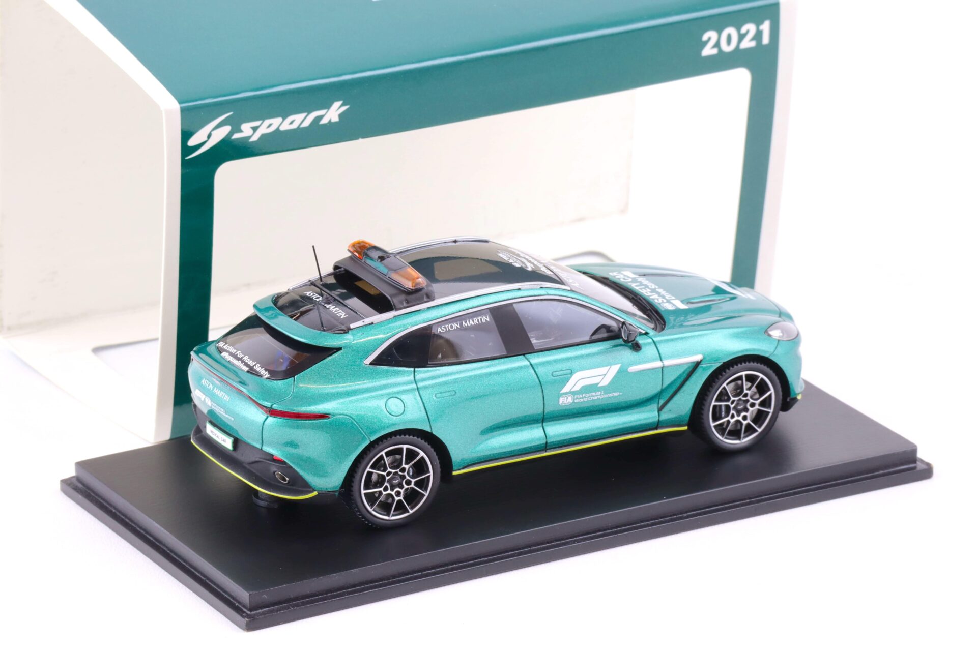 1:43 Spark Aston Martin DBX Medical Car 2021 green metallic S5879