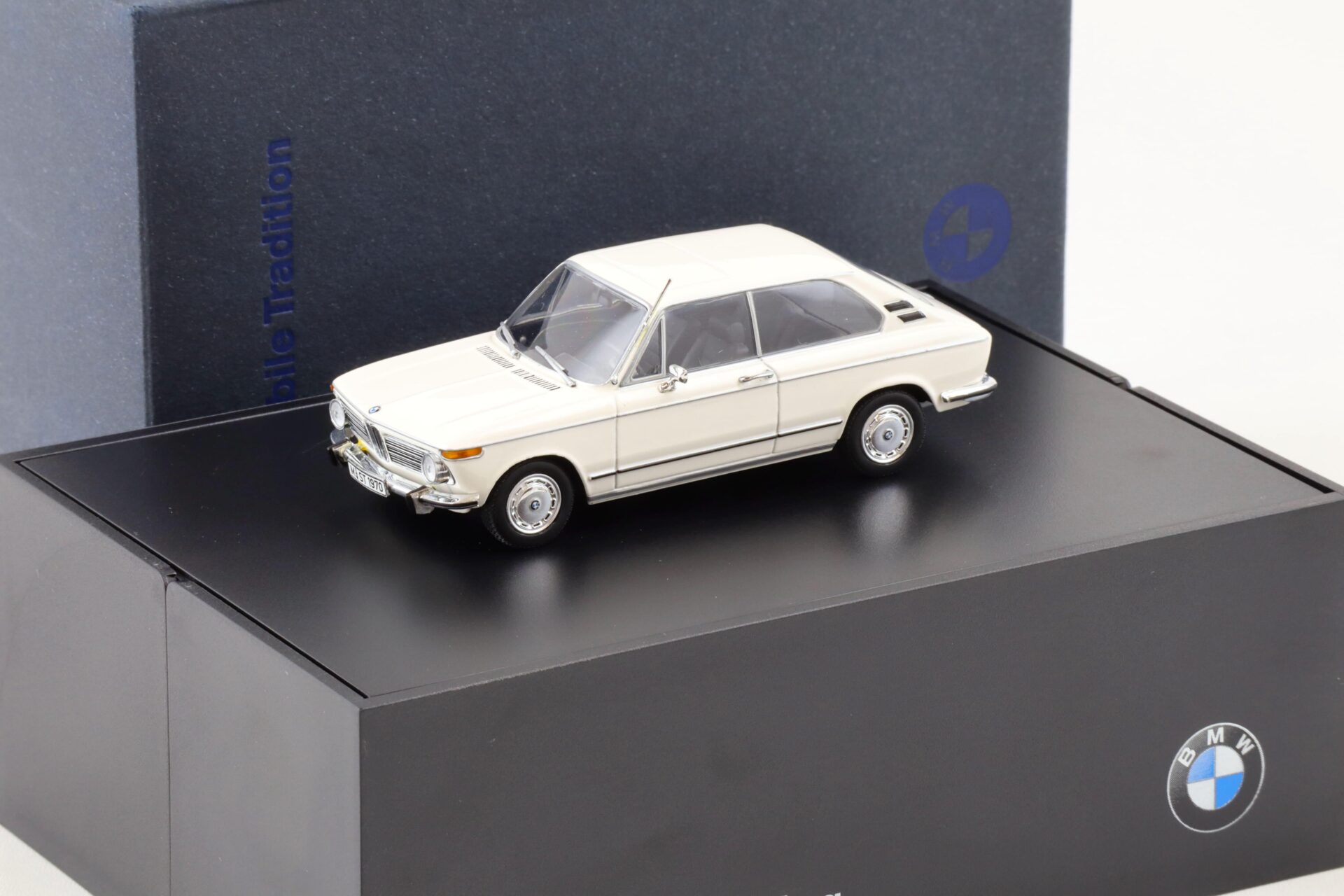 ID 81251 orig 1.jpg 1:43 Minichamps BMW 1600 Touring white DEALER VERSION