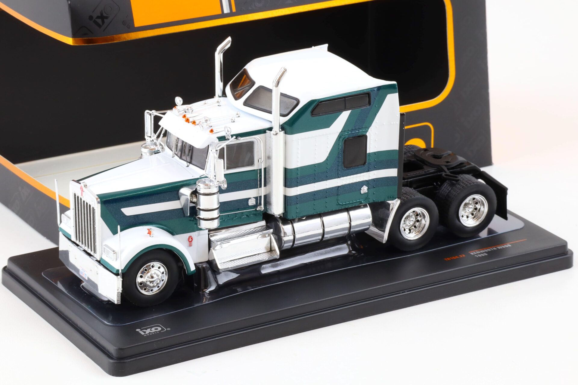 ID 81601 orig 1.jpg 1:43 IXO 1990 Kenworth W900 Big Sleeper SZM Truck white/ green