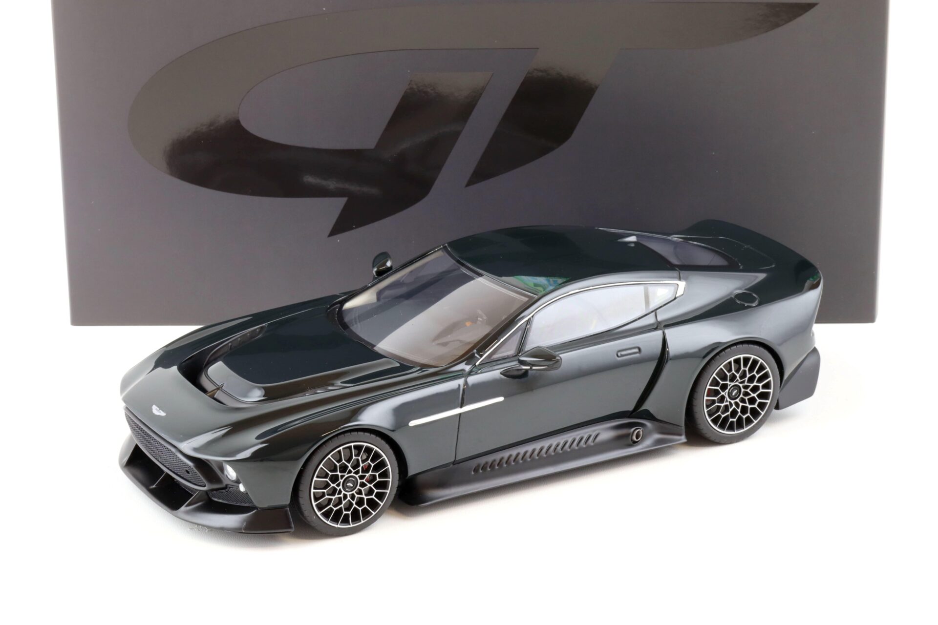 ID 81630 orig.jpg 1:18 GT Spirit GT428 Aston Martin Victor Coupe dark green 2021