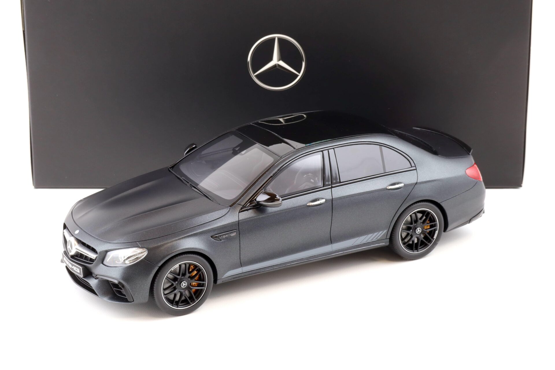 ID 82920 orig 1.jpg 1:18 GT Spirit Mercedes E63 S Edition 1 W213 Limousine night black DEALER VERSION