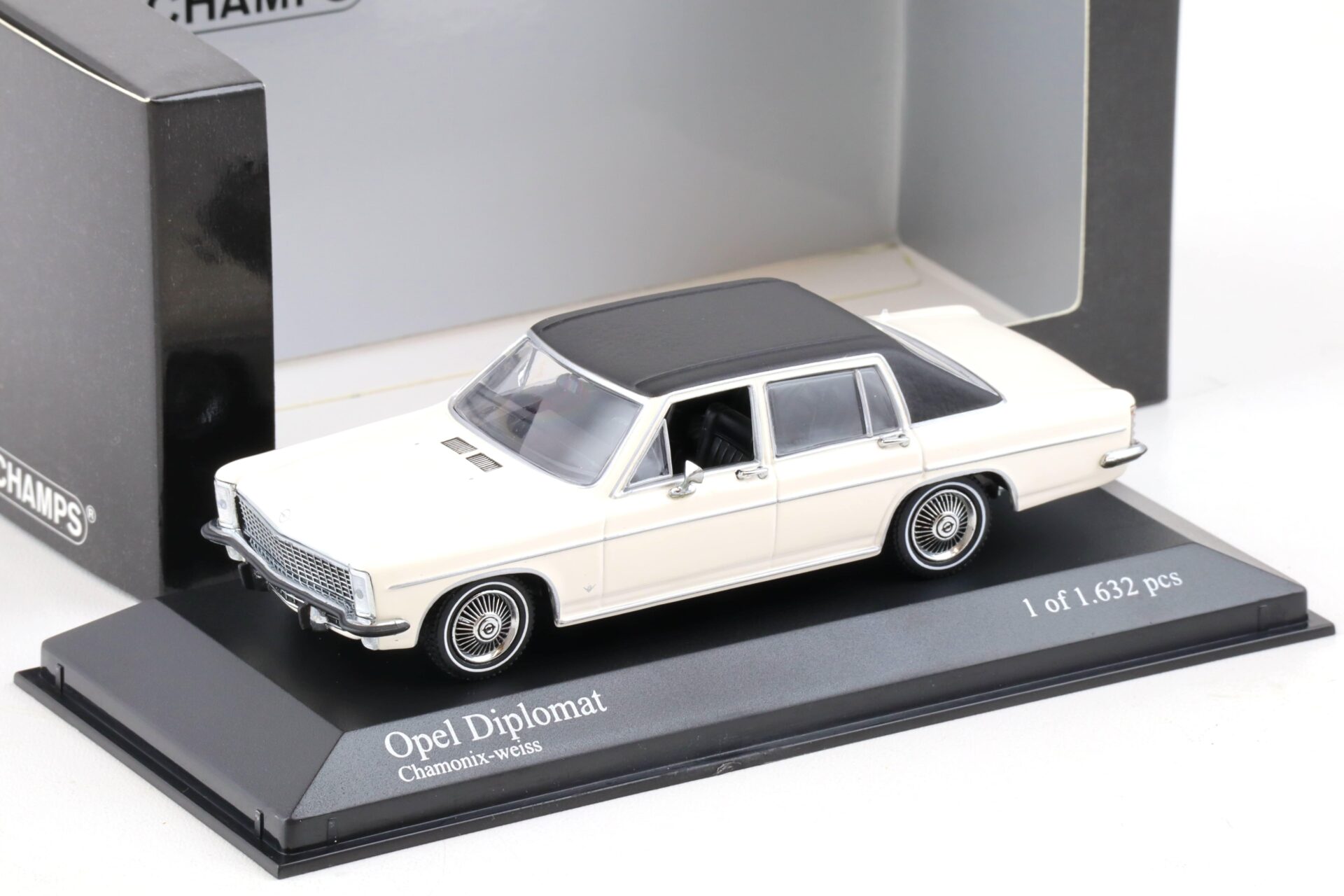 ID 83052 orig 1.jpg 1:43 Minichamps Opel Diplomat Limousine 1968 Chamonix white/ black roof