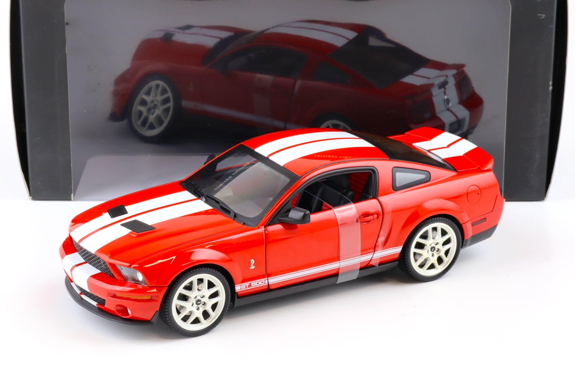 ID 83772 orig 1.jpg 1:18 Hot Wheels Elite 2007 Shelby GT500 Coupe red/ white stripes