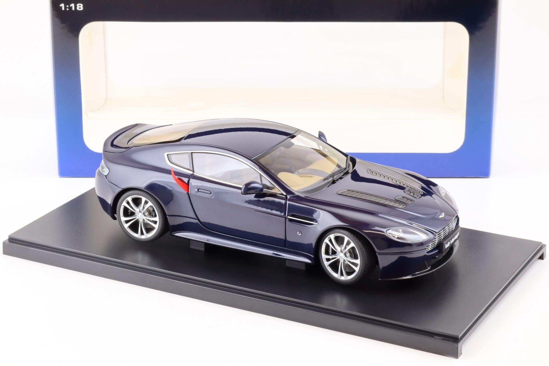1:18 AUTOart Aston Martin V12 Vantage Coupe 2010 Midnight blue 70205