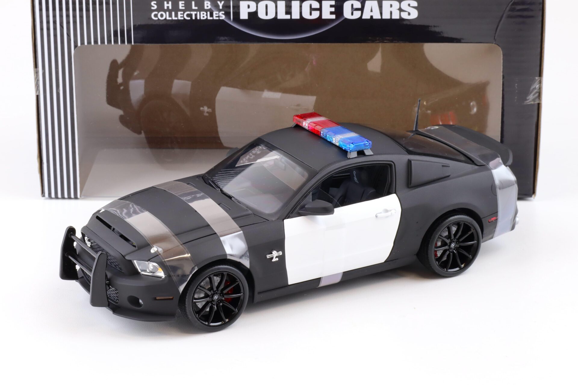 ID 84500 orig 1.jpg 1:18 Shelby Collectibles 2012 Ford Shelby GT500 Super Snake Police black/ white